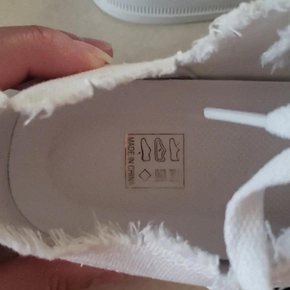 New never worn white shoes - Picture 3 of 6